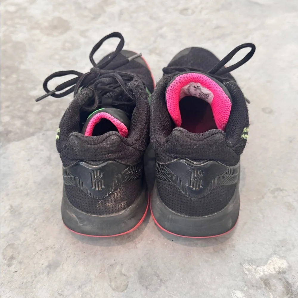 NIKE KYRIE FLYTRAP 2 GS 'BLACK HYPER PINK SIZE 4Y